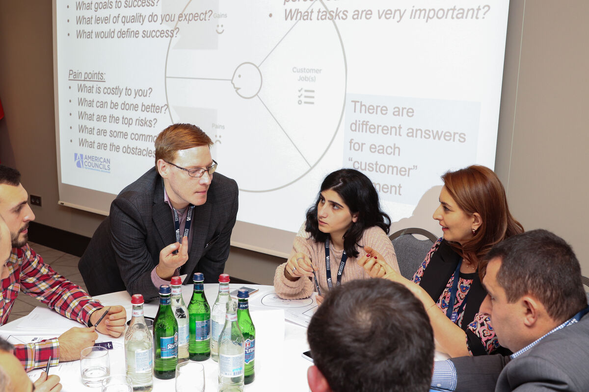 Dagen facilitating alumni entrepreneurship roundtable discussion