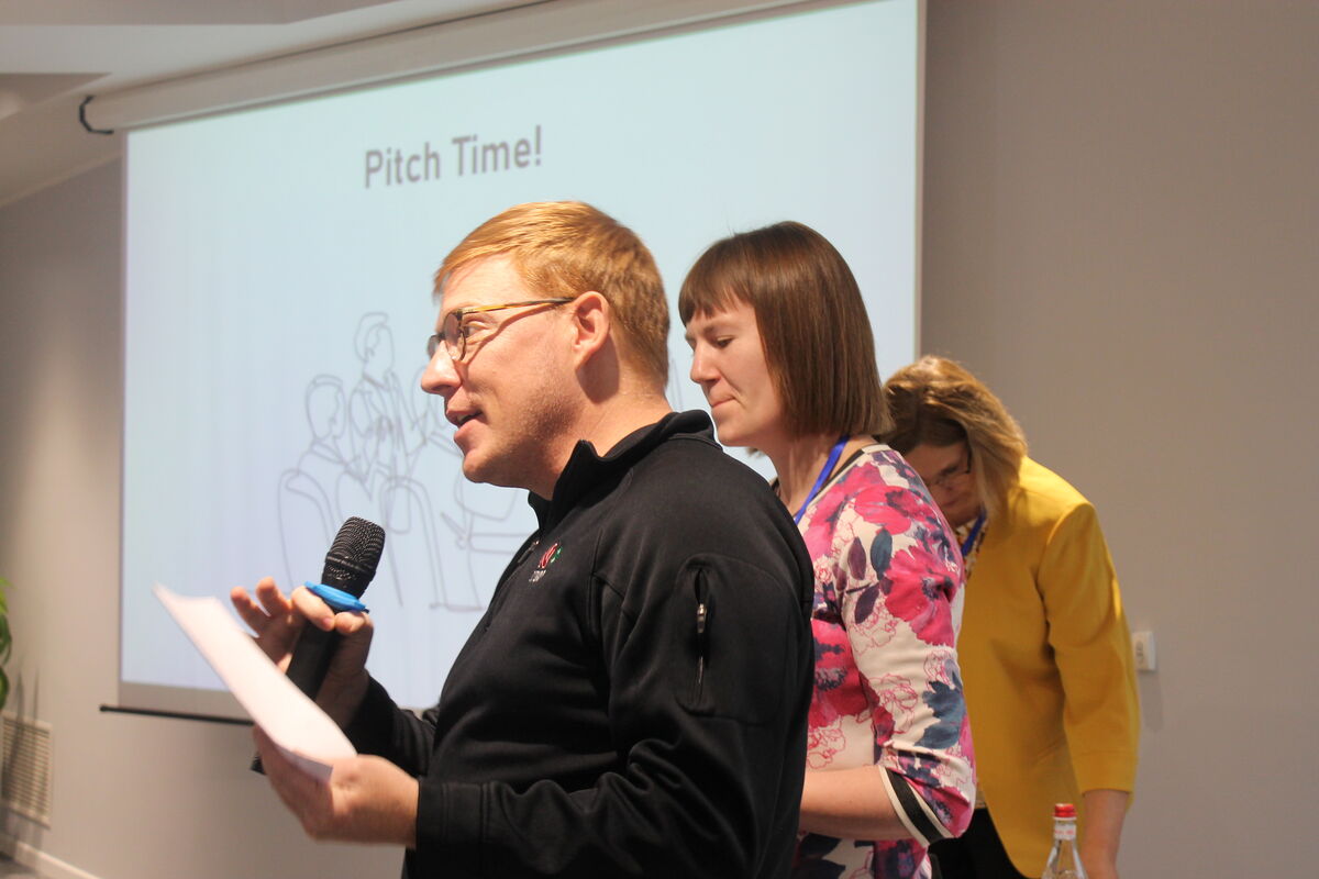 Dagen leading ESI entrepreneurship pitch training in Armenia