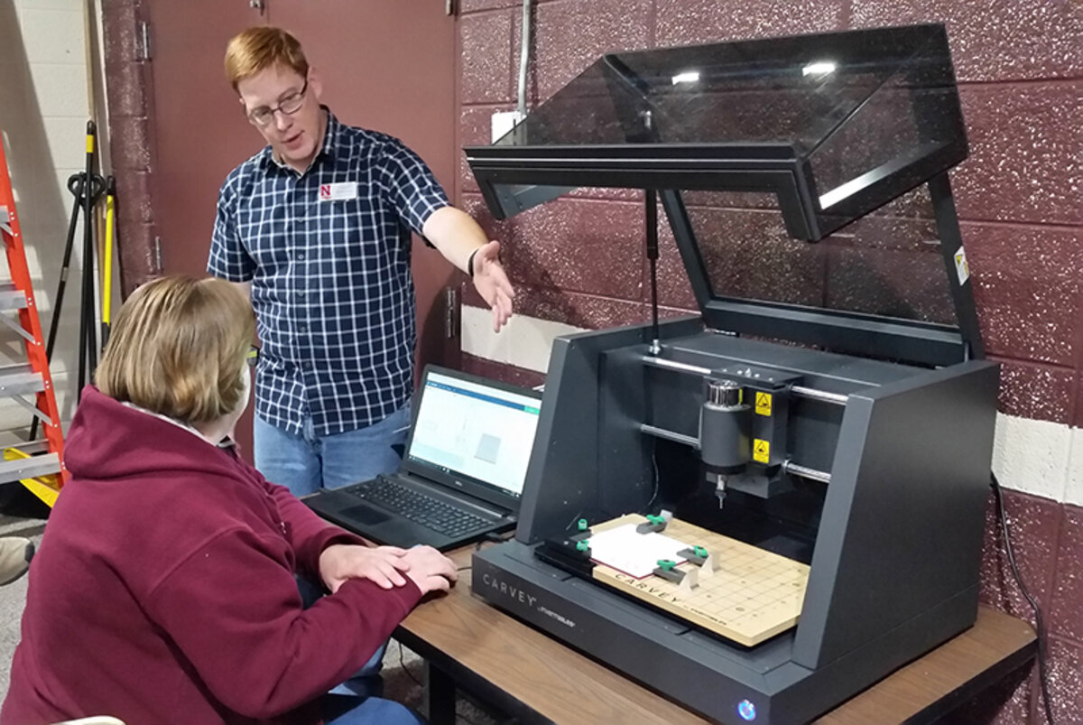 Dagen teaching in a Nebraska makerspace